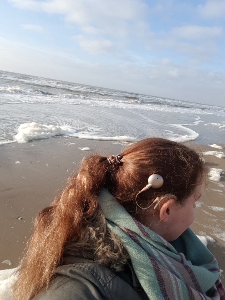 CI Trägerin im Hintergrund Meer